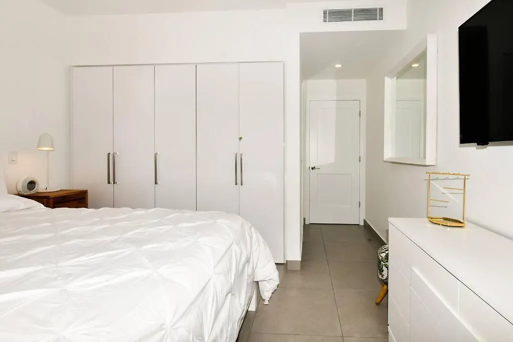 *New* 2Bd 2Bath Apt With Ocean View, Pool, Gym Daire Oranjestad
